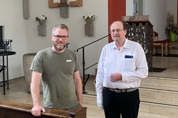 Auch Stefan Müller vom Don Bosco Jugendwerk Nürnberg (links) verabschiedete sich von P. Reiner Schmitt (rechts).